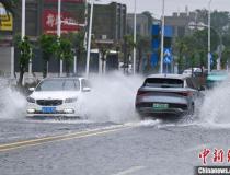 强降雨致海口街道出现严重积水 多部门紧急抢排