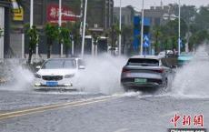 强降雨致海口街道出现严重积水 多部门紧急抢排